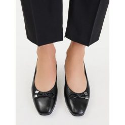 Baleriny Lasocki. Czarne balerinki damskie Lasocki, bez wzorów, bez obcasa, bez zapięcia. Za 179.99 zł.