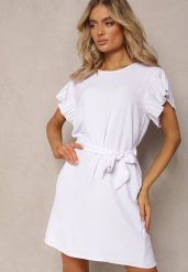 Biała Mini Sukienka Rozkloszowana ze Zdobionym Rękawem i Materiałowym Paskiem Ajemia. Białe sukienki damskie Renee, l, z aplikacjami, z materiału, eleganckie, bez kołnierzyka, bez ramiączek, mini, rozkloszowane. Za 44.99 zł.