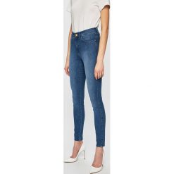 Wrangler - Jeansy. Niebieskie jeansy damskie Wrangler, z aplikacjami, z bawełny. W wyprzedaży za 229.90 zł.