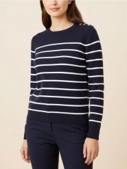 Sweter w paski z ozdobnymi guzikami na ramieniach - granatowy. Niebieskie swetry nierozpinane damskie Sinsay, l, bez wzorów, bez kołnierzyka, bez ramiączek. Za 35.99 zł.