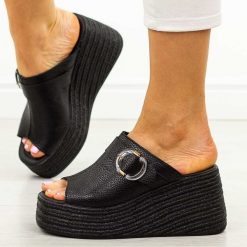 Czarne skórzane klapki damskie na platformie T.Sokolski 253. Czarne klapki damskie Sokolski, na lato, bez wzorów, z jeansu, biznesowe, bez obcasa, na platformie, bez zapięcia. W wyprzedaży za 215.10 zł.