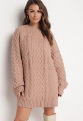 Różowy Sweter o Wydłużonym Fasonie z Modnym Splotem Ahexa. Czerwone swetry nierozpinane damskie Born2be, bez wzorów, ze splotem, bez kołnierzyka, bez ramiączek. Za 149.99 zł.