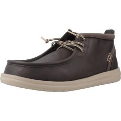 Buty HEY DUDE WALLY MID GRIPR CLASSIC Brązowy. Brązowe buty zimowe męskie PRO BRANDS, z syntetyku, bez zapięcia. W wyprzedaży za 374.20 zł.