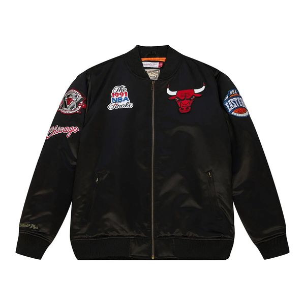 Kurtka satynowa Chicago Bulls Flight. Czarne kurtki męskie Mitchell & Ness, m, bez wzorów, z poliesteru, bez kaptura. Za 595.50 zł.