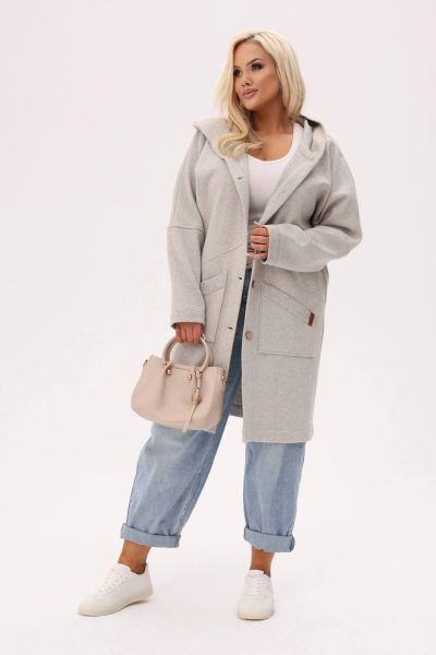 Dzianinowy płaszcz z kapturem Noor zapinany na guziki z kokosa PLUS SIZE XXL OVERSIZE JESIEŃ. Szare płaszcze damskie Moda Size Plus Iwanek, na jesień, plus size, bez wzorów, z dzianiny, eleganckie, bez kołnierzyka, z kapturem. Za 329.90 zł.