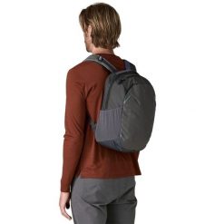 Plecak miejski Atom Day Pack 24L. Niebieskie plecaki damskie Patagonia, bez wzorów, sportowe. Za 439.99 zł.