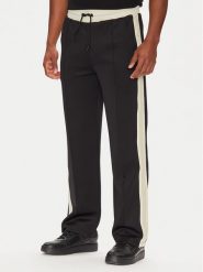 Guess Spodnie dresowe Z5YB14 KCRU2 Czarny Regular Fit. Czarne spodnie sportowe męskie Guess, m, z aplikacjami, z dresówki. Za 369.99 zł.