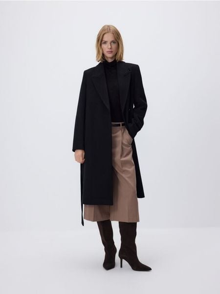 Płaszcz z wiązanym paskiem - czarny. Czarne płaszcze damskie Reserved, l, bez wzorów, z tkaniny, bez kołnierzyka, bez kaptura. Za 299.99 zł.