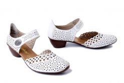 RIEKER 43753-80 white, czółenka damskie. Białe czółenka damskie Rieker, na lato, w ażurowe wzory, ze skóry, bez obcasa, na obcasie, bez zapięcia. Za 271.92 zł.
