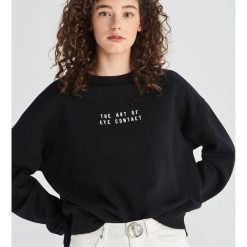 Bluza z kontrastowym napisem - Czarny. Czarne bluzy damskie Sinsay, l, bez wzorów, bez ramiączek, bez kaptura. Za 29.99 zł.