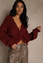 Bordowy Oversizowy Sweter z Dodatkiem Wełny Zdobiony Węzłem Lawedana. Czerwone swetry nierozpinane damskie Renee, l, z aplikacjami, z wełny, casualowe, bez kołnierzyka, bez ramiączek. Za 129.99 zł.