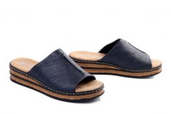 RIEKER 62905-14 blue, klapki damskie. Niebieskie klapki damskie Rieker, na lato, bez wzorów, bez obcasa, na koturnie, bez zapięcia. Za 279.90 zł.