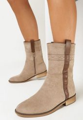Ciemnobeżowe Botki w Stylu Boho z Ozdobnym Paskiem i Haftem Olivas. Brązowe botki damskie Born2be, na jesień, bez wzorów, boho, bez obcasa, na płaskiej podeszwie, bez zapięcia. Za 149.99 zł.