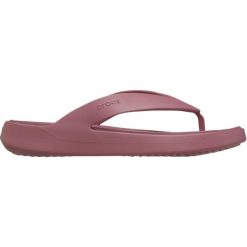 Klapki damskie Crocs Getaway Flip. Czerwone klapki damskie Crocs, bez wzorów, bez obcasa, bez zapięcia. Za 164.00 zł.