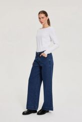 Jeansy z szerokimi nogawkami niebieskie. Niebieskie jeansy damskie MOODO, bez wzorów, z bawełny. Za 149.99 zł.