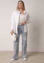 Niebieskie Jeansy z Bawełną o Szerokim Kroju Ozdobione Kwiatami Zinnoreth. Niebieskie jeansy damskie Born2be, z aplikacjami, z bawełny, eleganckie, z podwyższonym stanem. Za 129.99 zł.