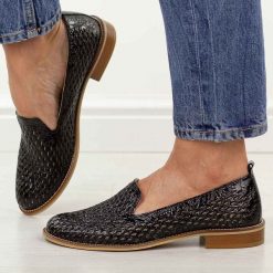 Czarne ażurowe skórzane Polskie półbuty damskie Deoni d043. Czarne półbuty damskie Deoni, na lato, w ażurowe wzory, ze skóry, klasyczne, bez obcasa, na płaskiej podeszwie, bez zapięcia. Za 429.00 zł.