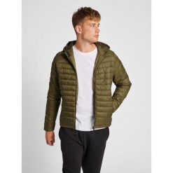 Kurtka z kapturem Hummel Red. Zielone kurtki męskie Hummel, xl, bez wzorów, z puchu, eleganckie, z kapturem. W wyprzedaży za 328.00 zł.