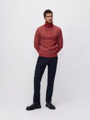 Golf z warkoczowym splotem - czerwony. Czerwone swetry męskie Reserved, l, bez wzorów, z bawełny, bez kołnierzyka, bez ramiączek. W wyprzedaży za 49.99 zł.