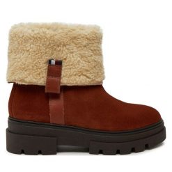 Botki Tommy Hilfiger. Brązowe botki damskie Tommy Hilfiger, bez wzorów, bez obcasa, na płaskiej podeszwie, bez zapięcia. Za 449.99 zł.