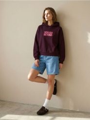 Bluza hoodie z napisem - czerwony. Czerwone bluzy damskie Sinsay, l, bez wzorów, bez ramiączek, bez kaptura. Za 49.99 zł.