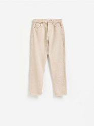 Jeansy mom comfort - kremowy. Białe jeansy damskie Reserved, bez wzorów, z bawełny. Za 129.99 zł.