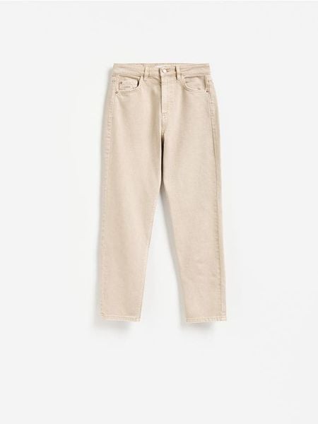 Jeansy mom comfort - kremowy. Białe jeansy damskie Reserved, bez wzorów, z bawełny. Za 129.99 zł.