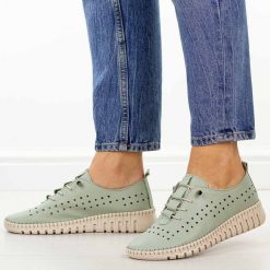 Miętowe ażurowe skórzane półbuty damskie T.Sokolski 4001. Zielone półbuty damskie Sokolski, na jesień, w ażurowe wzory, z jeansu, klasyczne, z okrągłym noskiem, bez obcasa, na płaskiej podeszwie, bez zapięcia. Za 259.00 zł.