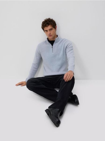 Sweter z rozpinanym golfem - jasnoszary. Szare swetry męskie Reserved, l, bez wzorów, z dzianiny, bez kołnierzyka, bez ramiączek. Za 139.99 zł.