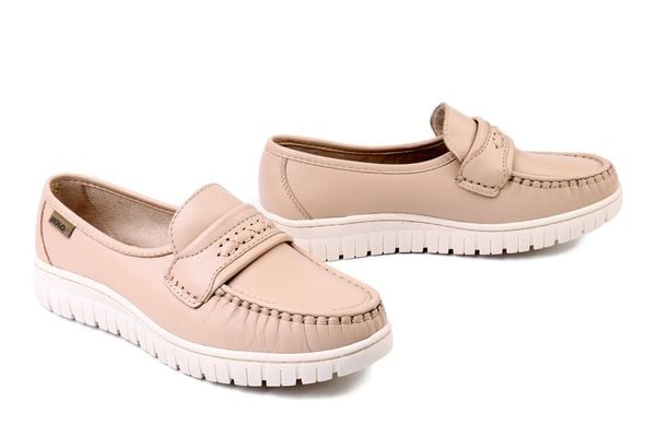 SOLO 070W beż, półbuty damskie. Brązowe półbuty damskie Solo, bez wzorów, bez obcasa, bez zapięcia. Za 264.90 zł.