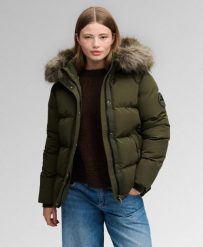 Superdry Kurtka Everest Classic Puffer – Relaxed fit, wypełnienie z recyklingu. Zielone kurtki męskie Superdry, bez wzorów, z elastanu, klasyczne, z kapturem. Za 774.50 zł.