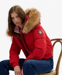 Superdry Kurtka bomber Everest z kapturem slim z poliestru z recyklingu. Czerwone kurtki męskie Superdry, bez wzorów, z materiału, z kapturem. Za 535.50 zł.