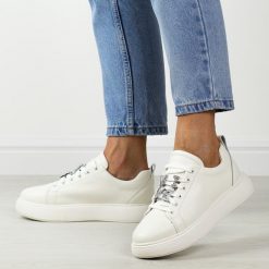 Białe skórzane półbuty damskie Vinceza 72300. Białe półbuty damskie VINCEZA, na jesień, bez wzorów, z jeansu, eleganckie, z okrągłym noskiem, bez obcasa, bez zapięcia. Za 209.00 zł.