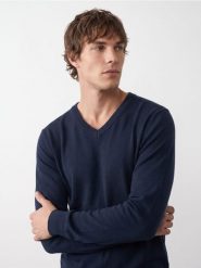 Sweter z dekoltem V - granatowy. Niebieskie swetry męskie Sinsay, l, bez wzorów, bez kołnierzyka, bez ramiączek. Za 39.99 zł.
