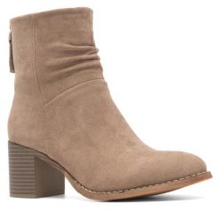 Botki Clara Barson. Brązowe botki damskie Clara Barson, bez wzorów, bez obcasa, na słupku, bez zapięcia. Za 129.99 zł.