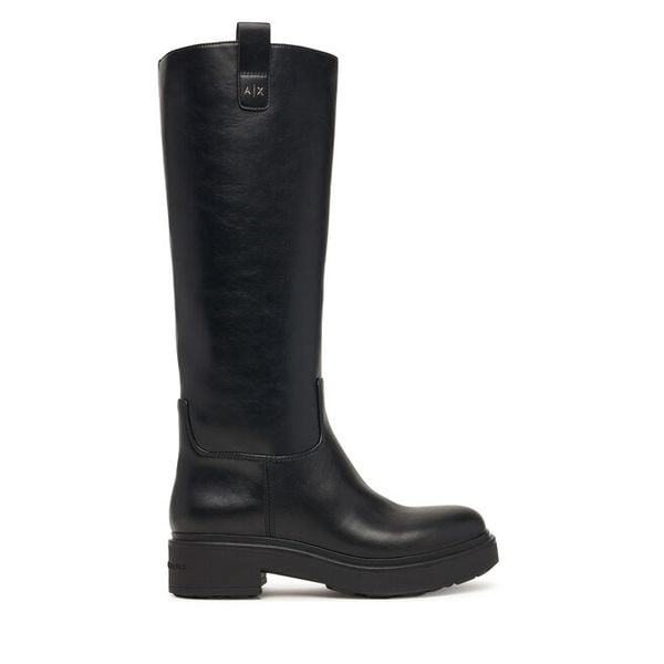 Kozaki Armani Exchange. Czarne kozaki damskie Armani Exchange, bez wzorów, bez obcasa, na płaskiej podeszwie, bez zapięcia. Za 1,169.00 zł.