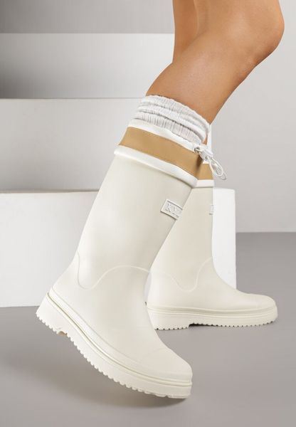 Białe Kalosze Ozdobione Napisem ze Ściągaczem przy Cholewce Voslia. Białe kalosze damskie Renee, bez wzorów, z jeansu, bez zapięcia. Za 79.99 zł.