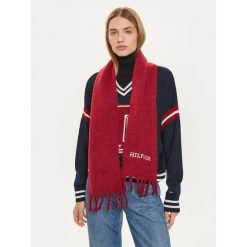 Szalik Tommy Hilfiger. Czerwone szaliki damskie Tommy Hilfiger, bez wzorów. Za 179.99 zł.