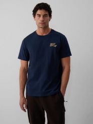 4F T-shirt regular z nadrukiem męski - granatowy S. Niebieskie t-shirty męskie 4F, m, bez wzorów, z bawełny, bez kołnierzyka, bez ramiączek. Za 69.99 zł.
