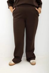 Spodnie na gumce z prostą nogawką i kieszeniami Simple Routine czekoladowe Plus Size Oversize. Brązowe spodnie materiałowe damskie Moda Size Plus Iwanek, bez wzorów, z bawełny, biznesowe, plus size, krótkie. Za 189.90 zł.