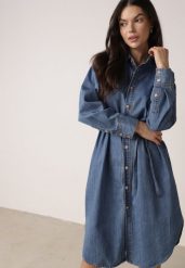 Niebieska Koszulowa Sukienka Jeansowa z Bawełną Ozdobiona Paskiem Carenatesa. Niebieskie sukienki damskie Born2be, na co dzień, l, bez wzorów, z bawełny, klasyczne, bez kołnierzyka, bez ramiączek, midi, koszulowe. Za 139.99 zł.