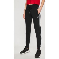 New Balance - Spodnie sportowe. Czarne spodnie dresowe damskie New Balance, bez wzorów, z bawełny, casualowe. W wyprzedaży za 159.90 zł.