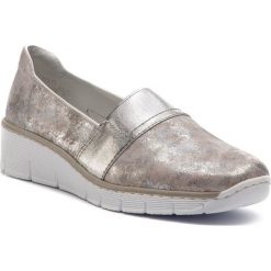 Półbuty RIEKER - 53781-91 Metallic. Szare półbuty damskie Rieker, bez wzorów, z materiału, bez obcasa, na płaskiej podeszwie, bez zapięcia. W wyprzedaży za 149.00 zł.