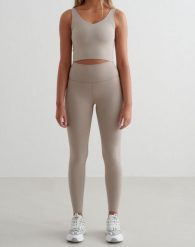 Damskie legginsy wysoki stan, odprowadzające pot, squat proof Sense Tall beżowe. Brązowe legginsy damskie Aim'n, bez wzorów, z elastanu. Za 297.00 zł.
