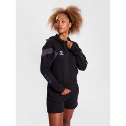 Damska bluza z kapturem na zamek błyskawiczny Hummel Travel. Czarne bluzy damskie Hummel, bez wzorów, sportowe, bez ramiączek, z kapturem. W wyprzedaży za 232.70 zł.