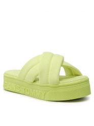Tommy Jeans Klapki Fltfrm Sandal EN0EN02116 Zielony. Zielone klapki damskie Tommy Jeans, bez wzorów, z jeansu, bez obcasa, bez zapięcia. Za 279.99 zł.
