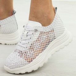 Białe przewiewne półbuty damskie Vinceza 66726. Białe półbuty damskie VINCEZA, na lato, w ażurowe wzory, z jeansu, eleganckie, bez obcasa, na płaskiej podeszwie, bez zapięcia. Za 219.00 zł.