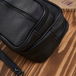 Abruzzo Saszetka męska skórzana do ręki praktyczna pojemna czarna ABR-13. Czarne saszetki i nerki męskie Abruzzo, bez wzorów. Za 143.30 zł.