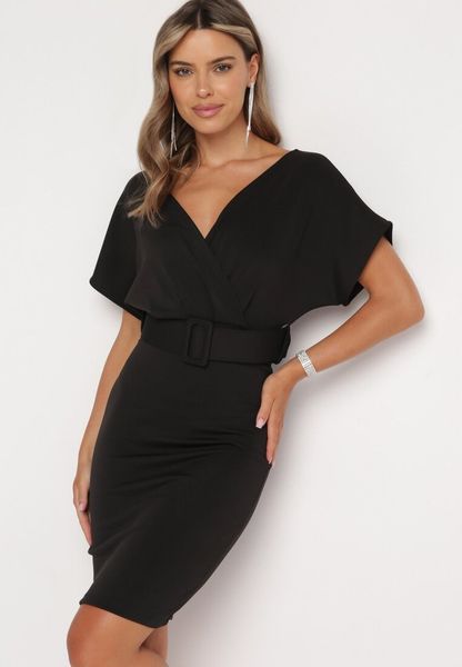 Czarna Sukienka z Kopertowym Dekoltem z Materiałowym Paskiem Zdobionym Klamrą Fienara. Czarne sukienki damskie Born2be, na co dzień, s, z aplikacjami, z jeansu, klasyczne, bez kołnierzyka, bez ramiączek, kopertowe. Za 59.99 zł.