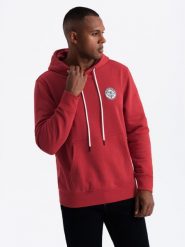 Męska bluza dresowa kangurka z kapturem i naszywką w stylu college – czerwona V1 OM-SSNZ-0144 - XXL. Czerwone bluzy sportowe męskie Ombre Clothing, l, z aplikacjami, z bawełny, z kapturem. W wyprzedaży za 99.99 zł.